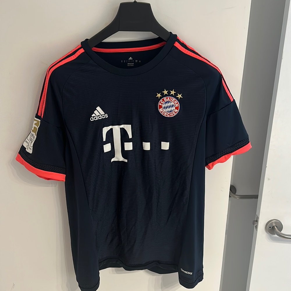 Bayern Munich men’s soccer jersey- large